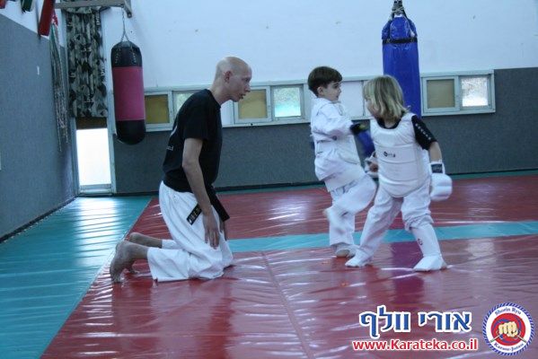 02/2013 אימוני קראטה בקבוצות הילדים השונות בקיבוץ חצור אשדוד