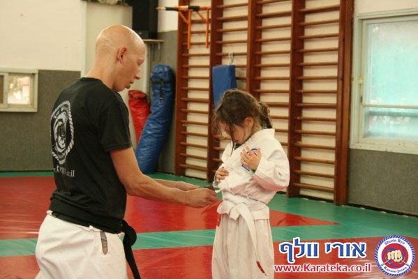 02/2013 אימוני קראטה בקבוצות הילדים השונות בקיבוץ חצור אשדוד