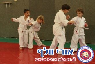 02/2013 אימוני קראטה בקבוצות הילדים השונות בקיבוץ חצור אשדוד