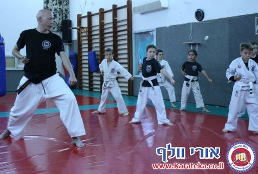 02/2013 אימוני קראטה בקבוצות הילדים השונות בקיבוץ חצור אשדוד