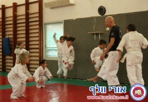02/2013 אימוני קראטה בקבוצות הילדים השונות בקיבוץ חצור אשדוד