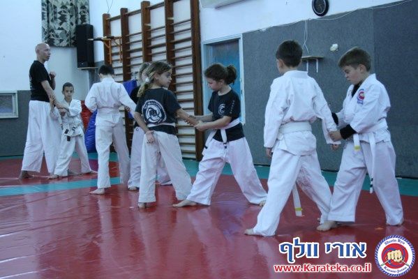02/2013 אימוני קראטה בקבוצות הילדים השונות בקיבוץ חצור אשדוד