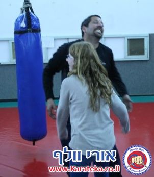 2/2013 סדנה שהתקיימה בסטודיו לאומנויות לחימה בקיבוץ חצור-אשדוד שליד גן יבנה. הגיעו בנות עדינות ומפוחדות, ויצאו לביאות שלא מפחדות משום דבר ומאף אחד. גאה בכן מאוד!