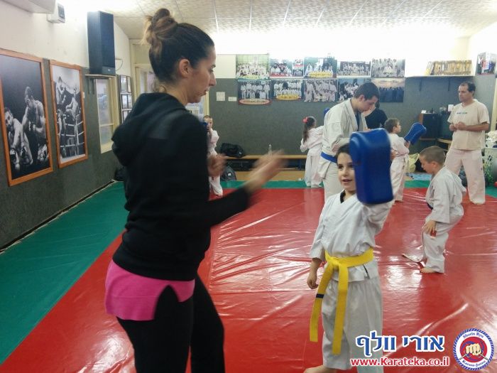 שיעור הורים וילדים. שיעור בו ההורים לומדים מהילדים. שיעור בו הילד הוא המוביל, וההורה מסייע לילד להצליח . שיעור בו הילד וההורה מוצאים יחד שפה משותפת על המזרן. חוויה אדירה לילדים אשר מתאמנים באופן סדיר 