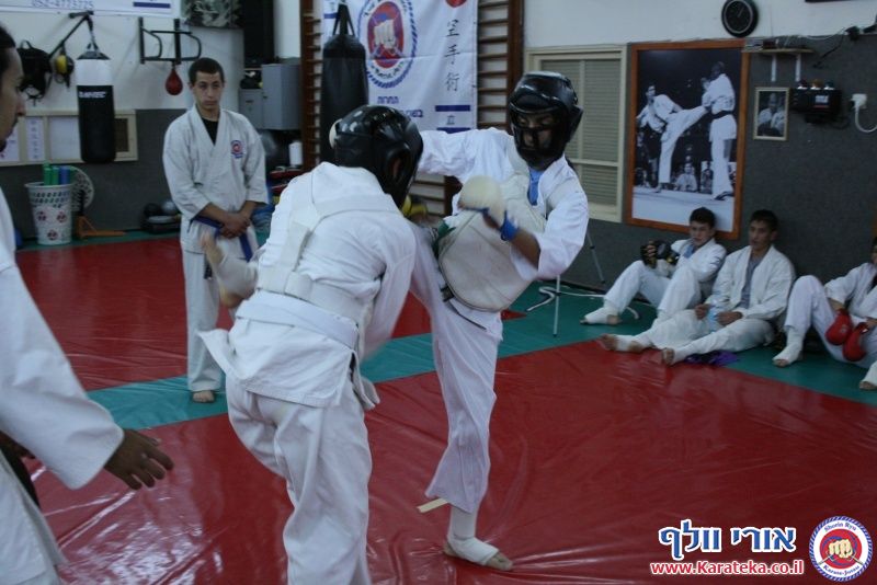 במהלך השנה אני מלמד באופן לא תחרותי. פעם בשנה אני מאפשר לתלמידים להביא לידי ביטוי את הצד התחרותי שלהם, בתחרות ארצית בין כלל התלמידים שלי אשר מעוניינים להשתתף