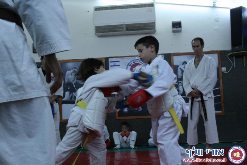 במהלך השנה אני מלמד באופן לא תחרותי. פעם בשנה אני מאפשר לתלמידים להביא לידי ביטוי את הצד התחרותי שלהם, בתחרות ארצית בין כלל התלמידים שלי אשר מעוניינים להשתתף