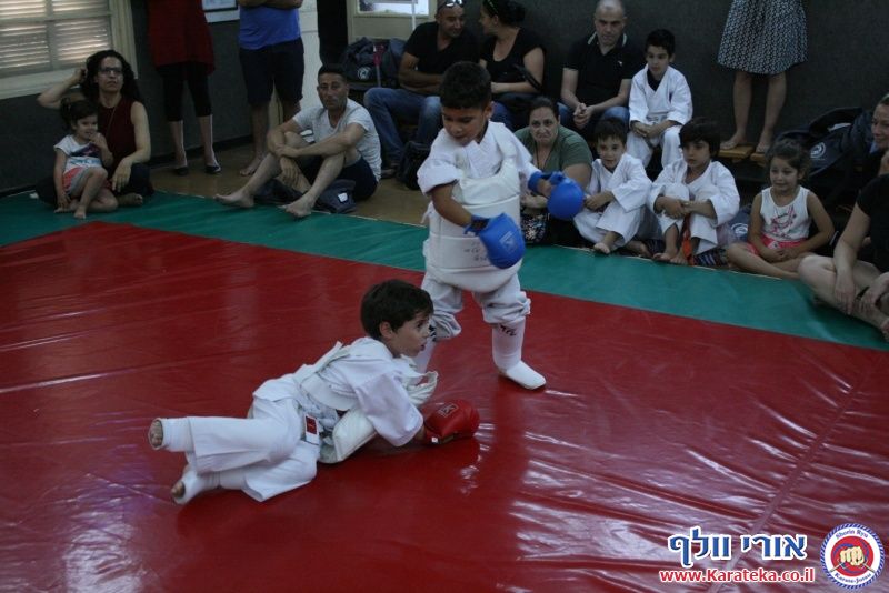 במהלך השנה אני מלמד באופן לא תחרותי. פעם בשנה אני מאפשר לתלמידים להביא לידי ביטוי את הצד התחרותי שלהם, בתחרות ארצית בין כלל התלמידים שלי אשר מעוניינים להשתתף