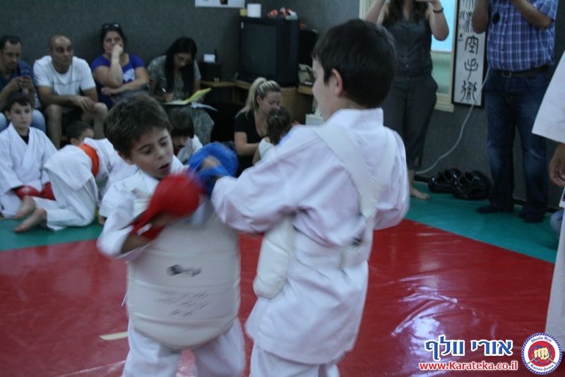 במהלך השנה אני מלמד באופן לא תחרותי. פעם בשנה אני מאפשר לתלמידים להביא לידי ביטוי את הצד התחרותי שלהם, בתחרות ארצית בין כלל התלמידים שלי אשר מעוניינים להשתתף