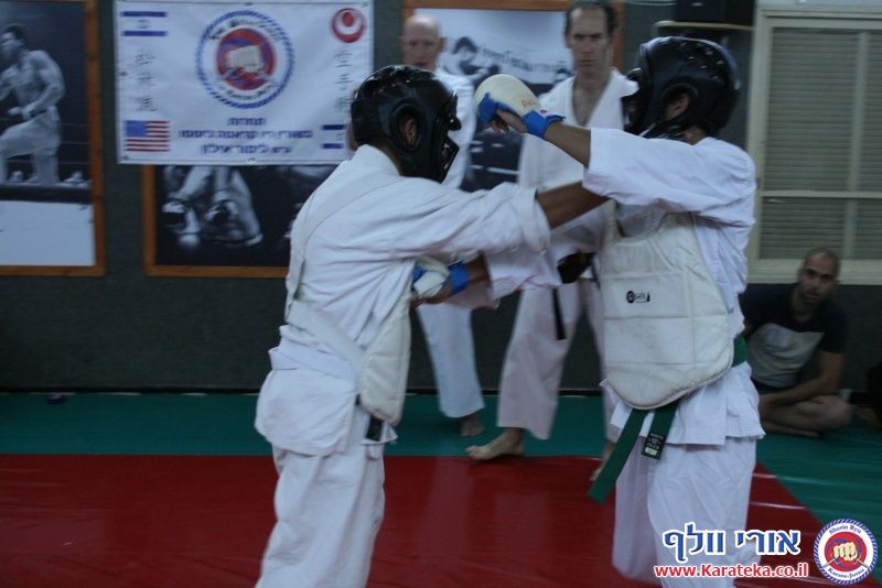 במהלך השנה אני מלמד באופן לא תחרותי. פעם בשנה אני מאפשר לתלמידים להביא לידי ביטוי את הצד התחרותי שלהם, בתחרות ארצית בין כלל התלמידים שלי אשר מעוניינים להשתתף