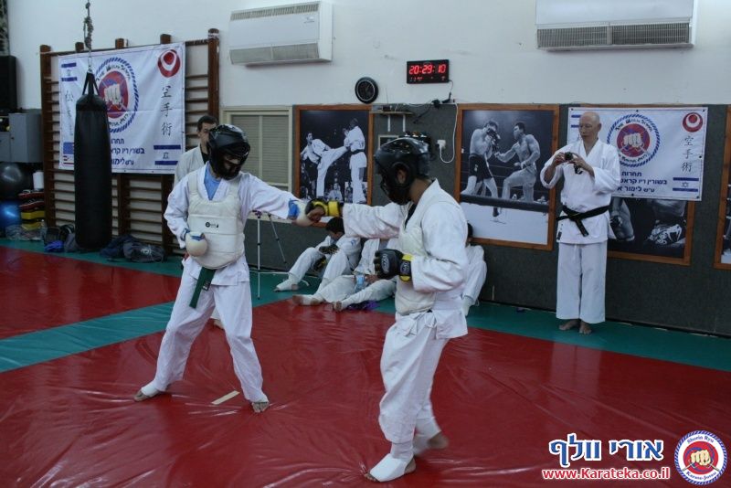 במהלך השנה אני מלמד באופן לא תחרותי. פעם בשנה אני מאפשר לתלמידים להביא לידי ביטוי את הצד התחרותי שלהם, בתחרות ארצית בין כלל התלמידים שלי אשר מעוניינים להשתתף