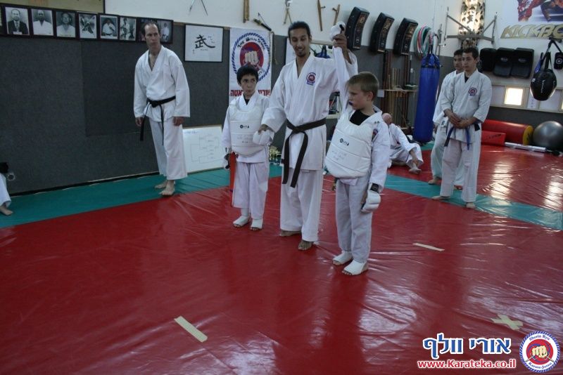 במהלך השנה אני מלמד באופן לא תחרותי. פעם בשנה אני מאפשר לתלמידים להביא לידי ביטוי את הצד התחרותי שלהם, בתחרות ארצית בין כלל התלמידים שלי אשר מעוניינים להשתתף