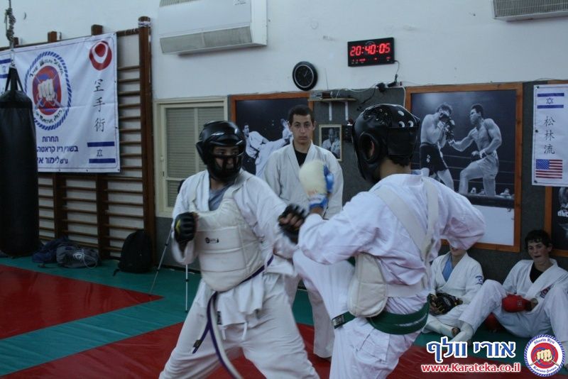 במהלך השנה אני מלמד באופן לא תחרותי. פעם בשנה אני מאפשר לתלמידים להביא לידי ביטוי את הצד התחרותי שלהם, בתחרות ארצית בין כלל התלמידים שלי אשר מעוניינים להשתתף