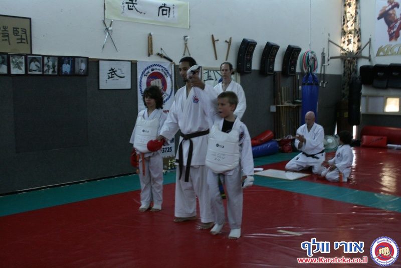 במהלך השנה אני מלמד באופן לא תחרותי. פעם בשנה אני מאפשר לתלמידים להביא לידי ביטוי את הצד התחרותי שלהם, בתחרות ארצית בין כלל התלמידים שלי אשר מעוניינים להשתתף