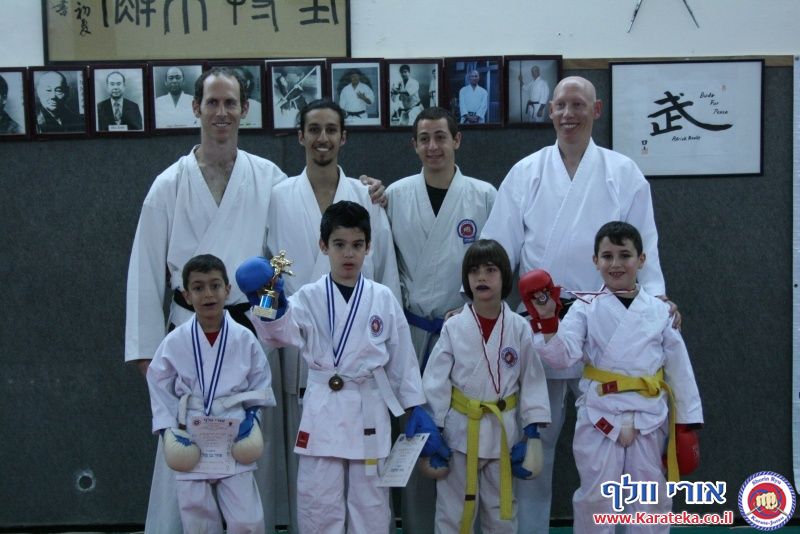 במהלך השנה אני מלמד באופן לא תחרותי. פעם בשנה אני מאפשר לתלמידים להביא לידי ביטוי את הצד התחרותי שלהם, בתחרות ארצית בין כלל התלמידים שלי אשר מעוניינים להשתתף