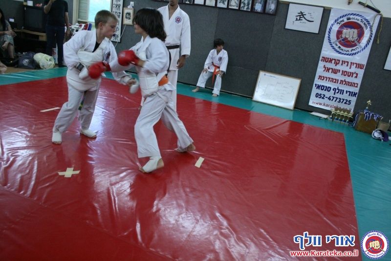 במהלך השנה אני מלמד באופן לא תחרותי. פעם בשנה אני מאפשר לתלמידים להביא לידי ביטוי את הצד התחרותי שלהם, בתחרות ארצית בין כלל התלמידים שלי אשר מעוניינים להשתתף