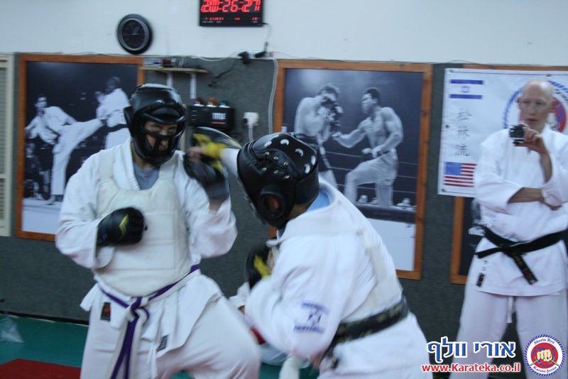 במהלך השנה אני מלמד באופן לא תחרותי. פעם בשנה אני מאפשר לתלמידים להביא לידי ביטוי את הצד התחרותי שלהם, בתחרות ארצית בין כלל התלמידים שלי אשר מעוניינים להשתתף