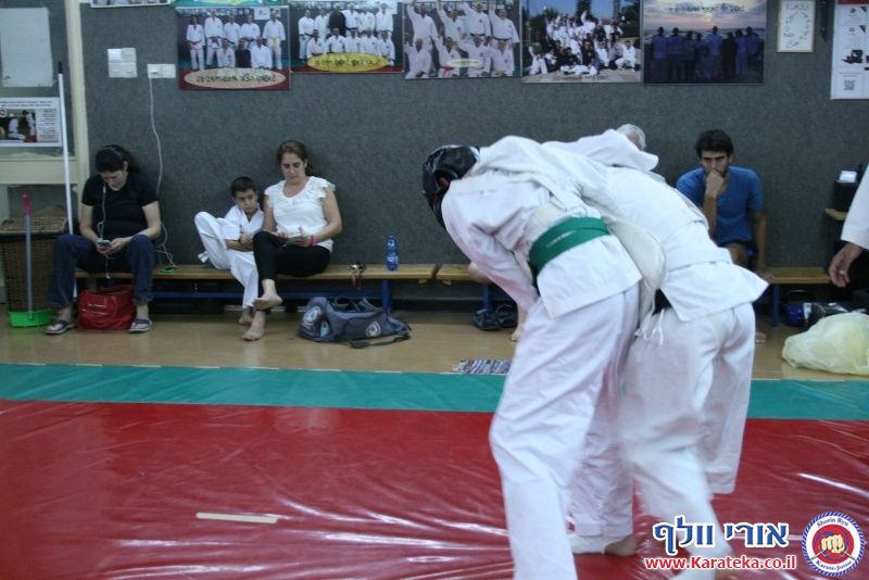במהלך השנה אני מלמד באופן לא תחרותי. פעם בשנה אני מאפשר לתלמידים להביא לידי ביטוי את הצד התחרותי שלהם, בתחרות ארצית בין כלל התלמידים שלי אשר מעוניינים להשתתף