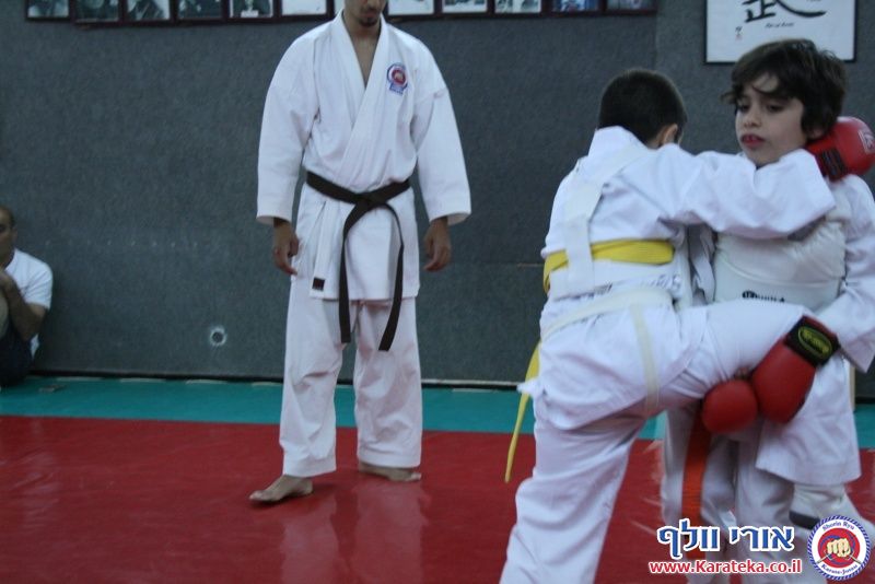 במהלך השנה אני מלמד באופן לא תחרותי. פעם בשנה אני מאפשר לתלמידים להביא לידי ביטוי את הצד התחרותי שלהם, בתחרות ארצית בין כלל התלמידים שלי אשר מעוניינים להשתתף