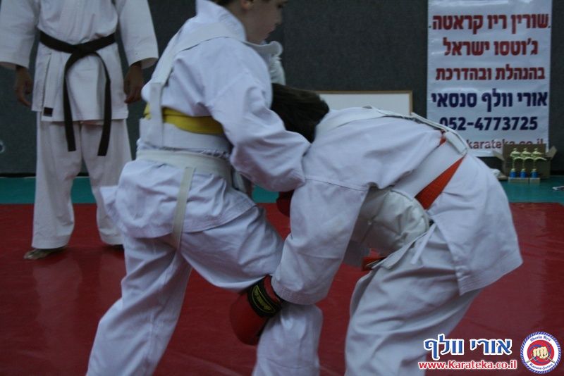 במהלך השנה אני מלמד באופן לא תחרותי. פעם בשנה אני מאפשר לתלמידים להביא לידי ביטוי את הצד התחרותי שלהם, בתחרות ארצית בין כלל התלמידים שלי אשר מעוניינים להשתתף