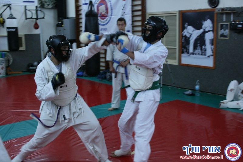 במהלך השנה אני מלמד באופן לא תחרותי. פעם בשנה אני מאפשר לתלמידים להביא לידי ביטוי את הצד התחרותי שלהם, בתחרות ארצית בין כלל התלמידים שלי אשר מעוניינים להשתתף