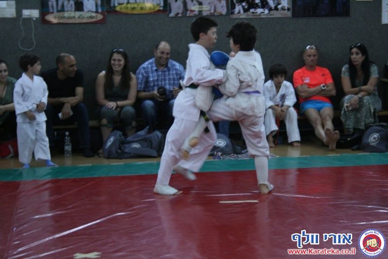 במהלך השנה אני מלמד באופן לא תחרותי. פעם בשנה אני מאפשר לתלמידים להביא לידי ביטוי את הצד התחרותי שלהם, בתחרות ארצית בין כלל התלמידים שלי אשר מעוניינים להשתתף