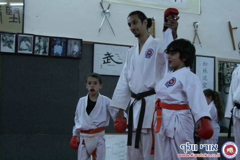 במהלך השנה אני מלמד באופן לא תחרותי. פעם בשנה אני מאפשר לתלמידים להביא לידי ביטוי את הצד התחרותי שלהם, בתחרות ארצית בין כלל התלמידים שלי אשר מעוניינים להשתתף