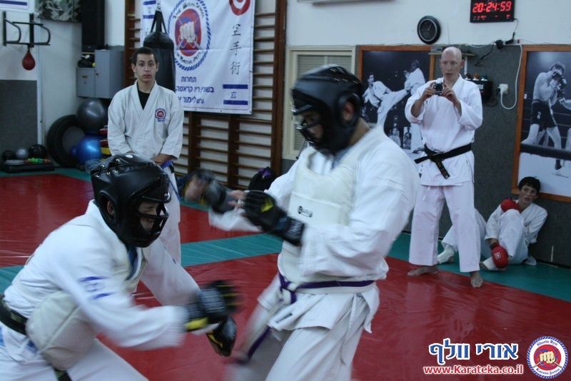במהלך השנה אני מלמד באופן לא תחרותי. פעם בשנה אני מאפשר לתלמידים להביא לידי ביטוי את הצד התחרותי שלהם, בתחרות ארצית בין כלל התלמידים שלי אשר מעוניינים להשתתף