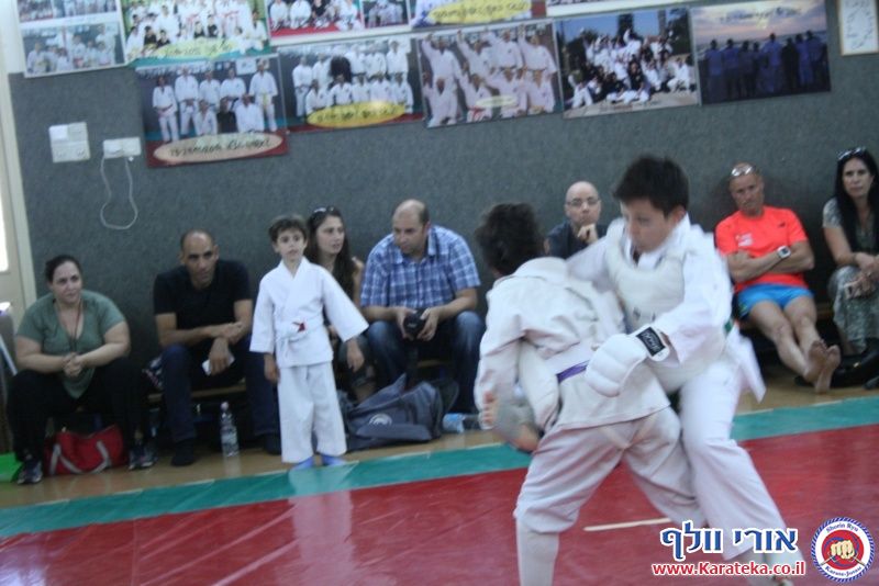 במהלך השנה אני מלמד באופן לא תחרותי. פעם בשנה אני מאפשר לתלמידים להביא לידי ביטוי את הצד התחרותי שלהם, בתחרות ארצית בין כלל התלמידים שלי אשר מעוניינים להשתתף
