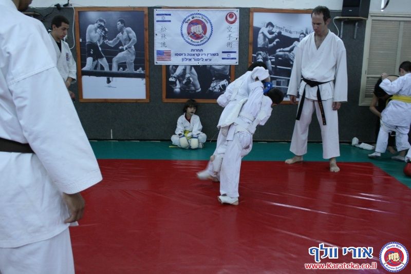 במהלך השנה אני מלמד באופן לא תחרותי. פעם בשנה אני מאפשר לתלמידים להביא לידי ביטוי את הצד התחרותי שלהם, בתחרות ארצית בין כלל התלמידים שלי אשר מעוניינים להשתתף