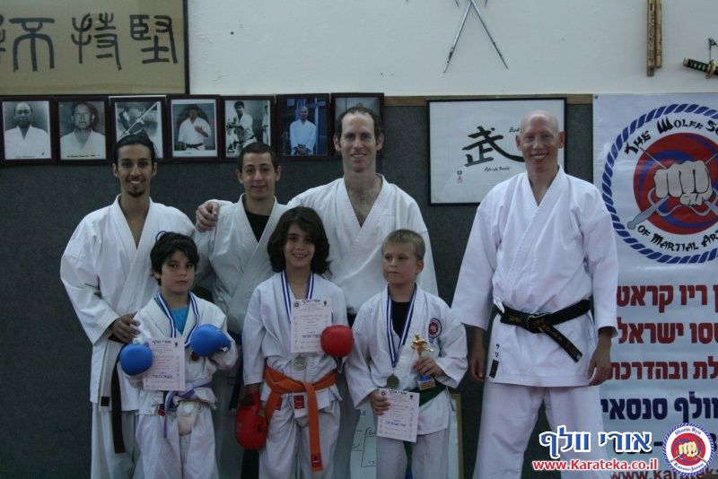 במהלך השנה אני מלמד באופן לא תחרותי. פעם בשנה אני מאפשר לתלמידים להביא לידי ביטוי את הצד התחרותי שלהם, בתחרות ארצית בין כלל התלמידים שלי אשר מעוניינים להשתתף