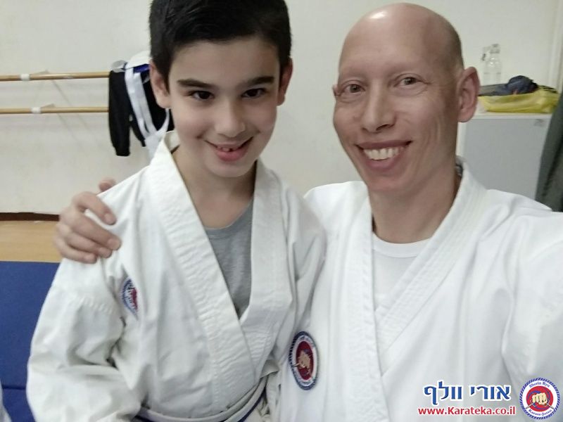 בכל חודש נבחר תלמיד אחד מבין כל הקבוצות בכל דוג'ו להיות התלמיד המצטיין. 