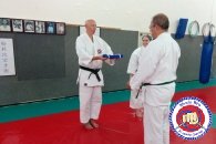 ניר מקבל את החגורה הכחולה בתום הבחינה בבית הספר לאמנויות לחימה והגנה עצמית בהדרכת אורי וולף שורין רי